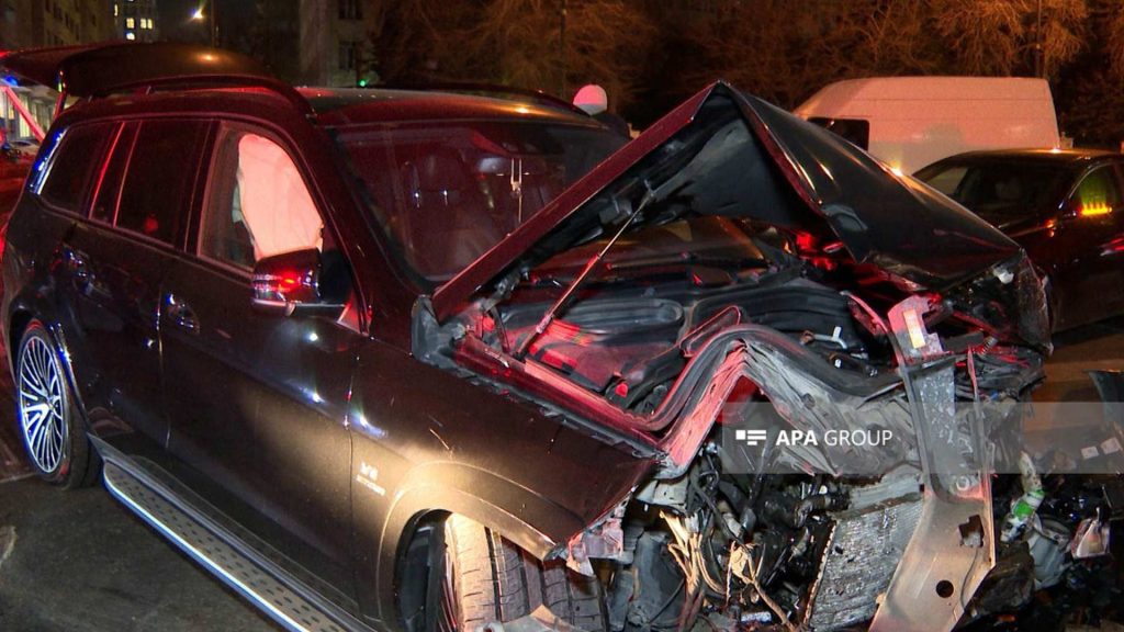 Nərimanovda qırmızı işıqdan keçən avtomobil qəzaya səbəb olub