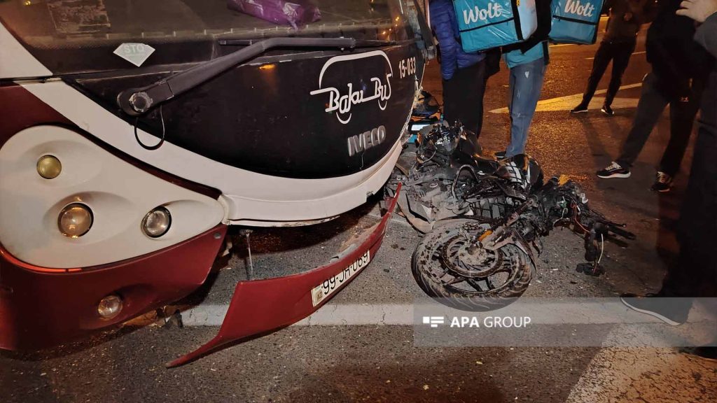 Xocalı prospektində avtobus motosikletlə toqquşub