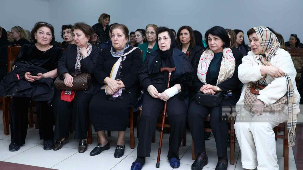 Doğmaları və həmkarları Hadı Rəcəbli ilə vidalaşdılar