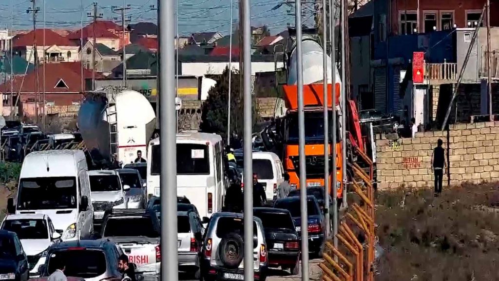 Balaxanı–Binəqədi yolunda yük avtomobili aşıb: sıxlıq müşahidə olunur