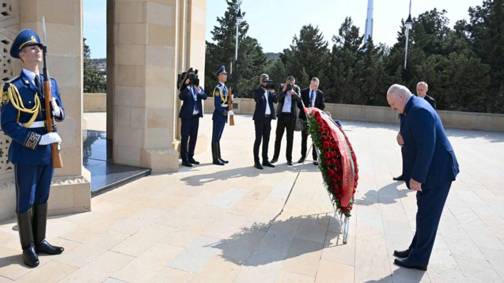 Aleksandr Lukaşenko Şəhidlər xiyabanına gedib