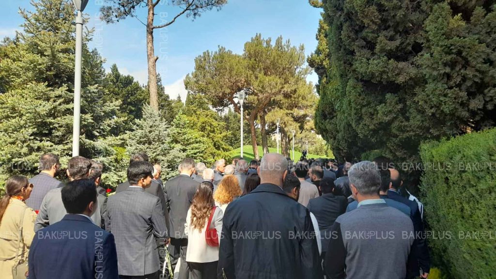Fəxri xiyabana insanların ziyarəti başlayıb