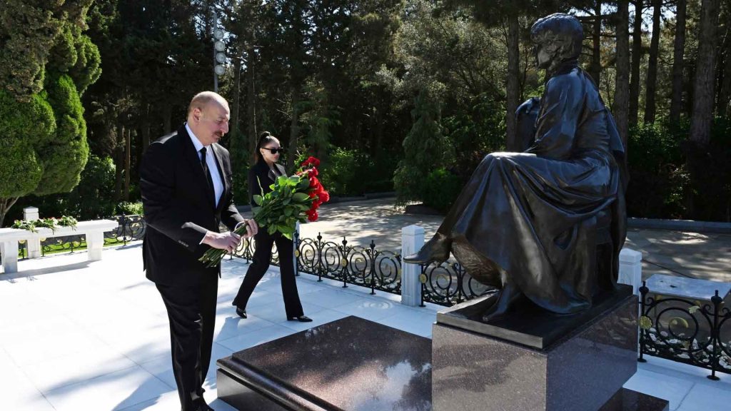 Prezident İlham Əliyev və birinci xanım Fəxri xiyabana gediblər