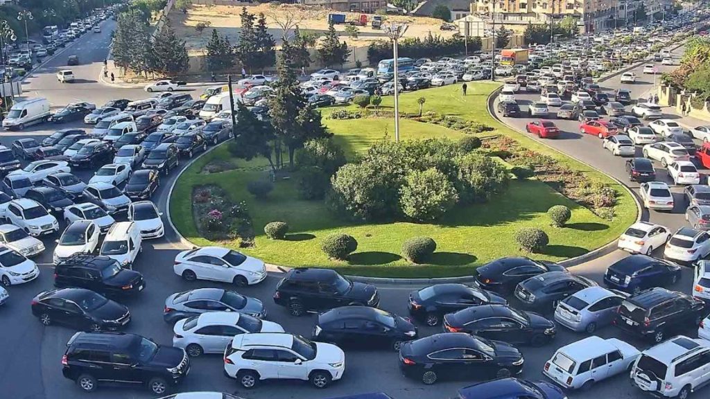 Bakının bir sıra yollarında tıxac yaranıb