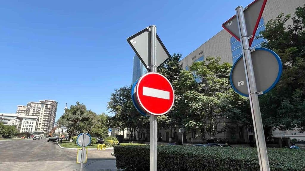 Bakının yeni salınmış yolunda yeni standartlara uyğun olan yol nişanları quraşdırılıb