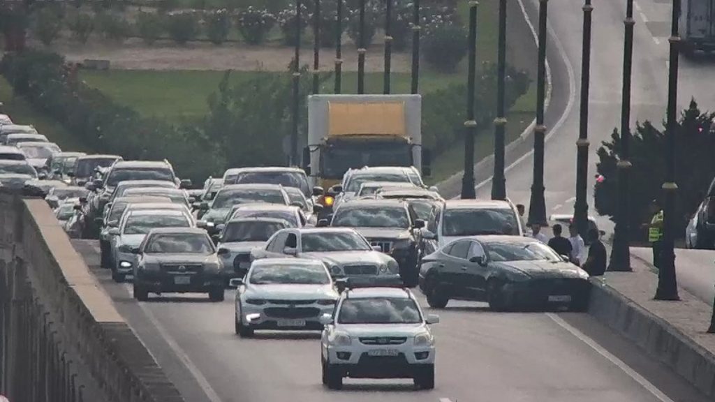 Prospektlərin ikisində avtoqəza sıxlığa səbəb olub