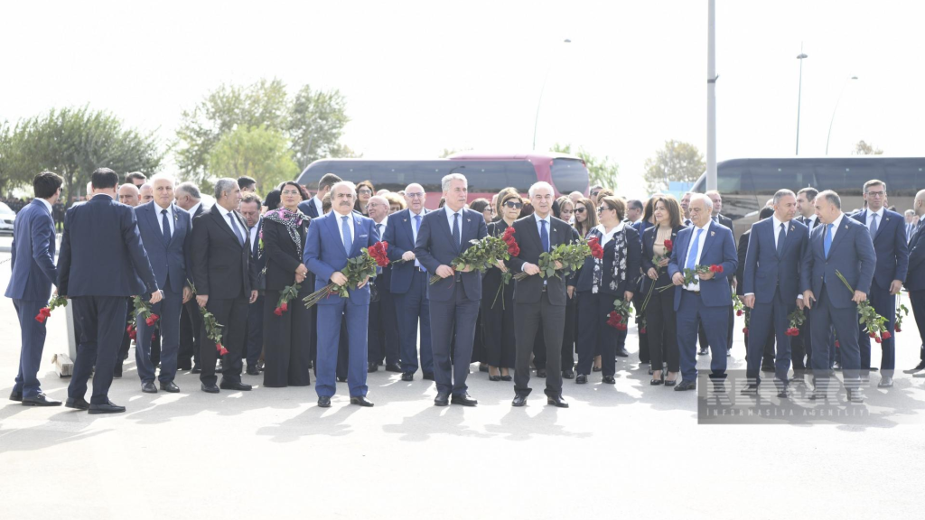 Zəfər parkına ziyarət başlayıb