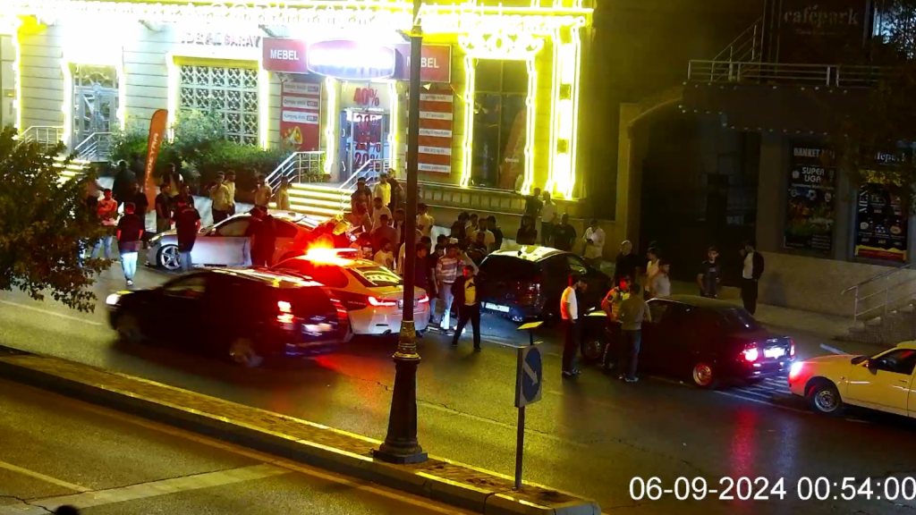 Bakıda avtoqəza: nizamlayıcı yararsız vəziyyətə düşüb