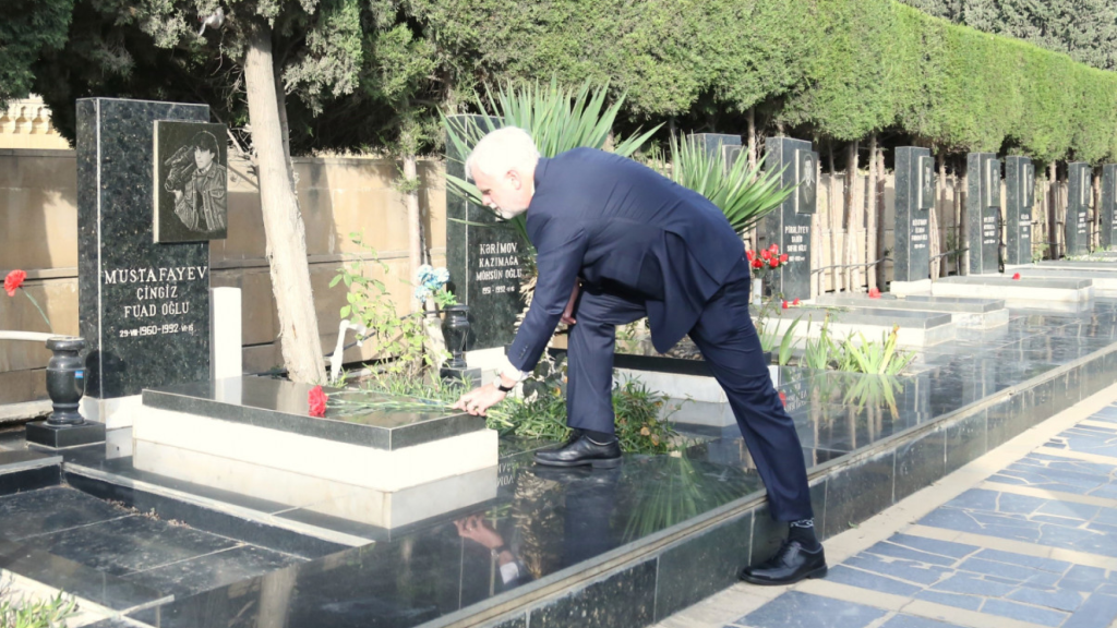 ABŞ-ın Azərbaycandakı səfiri şəhidlərin xatirəsini yad edib - FOTO<br />