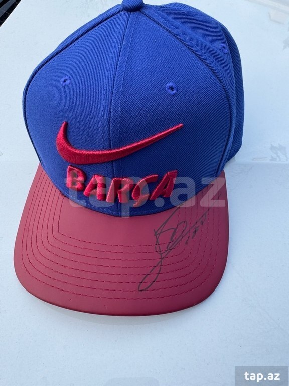 Messinin dünən Bakıda imzaladığı papaq satışa çıxarıldı