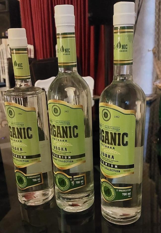 Müəssisədə yoxlama zamanı qida təhlükəsizliyi sahəsində normativ tələblərin pozulması faktları müəyyən edilib. Qida təhlükəsizliyi reyestrindən çıxarışı olmadan fəaliyyət göstərən müəssisədə aşkar saxtalaşdırma əlamətləri olan 62 ədəd hər biri 700 ml “Organic” əmtəə nişanlı premium araqlarının satışının həyata keçirildiyi məlum olub. Həmin məhsulların üzərində qanunvericiliyə uyğun olaraq tam, dolğun şəkildə markalanma aparılmayıb.