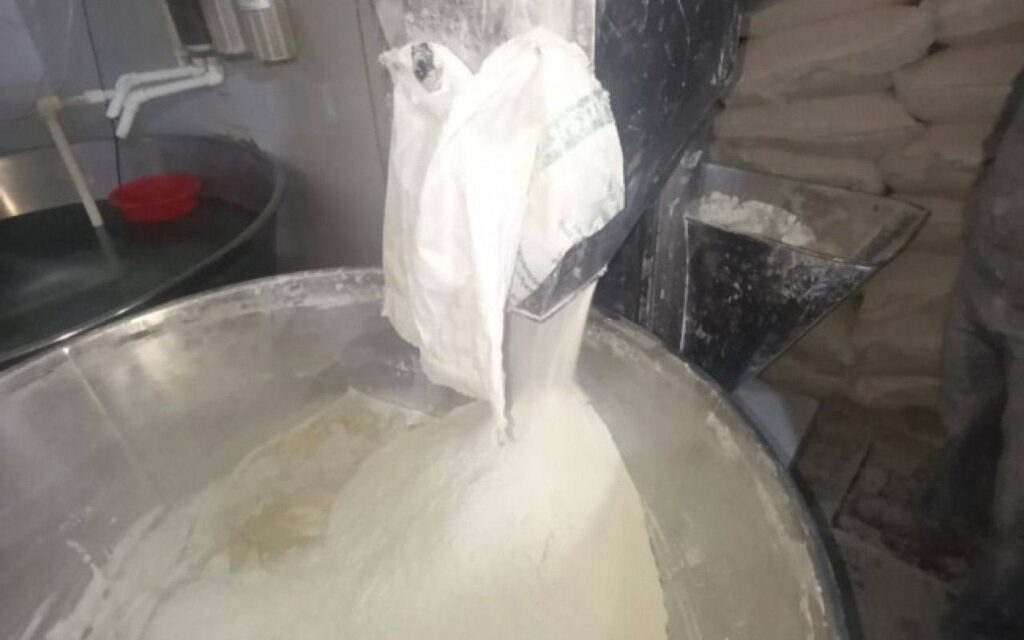 İçindən siqaret kötüyü çıxan çörəyin bişirildiyi sexdə yoxlama