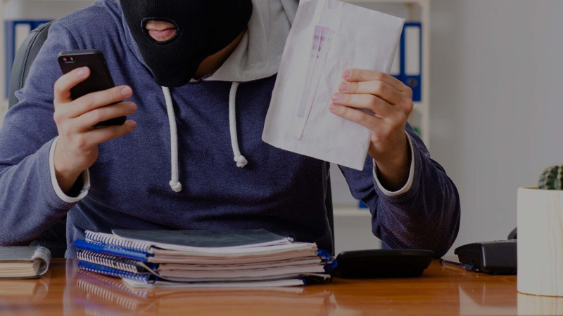 Bakıda satıcılar qarət olunub: COVID-19 pasportu, pul və telefon oğurlanıb