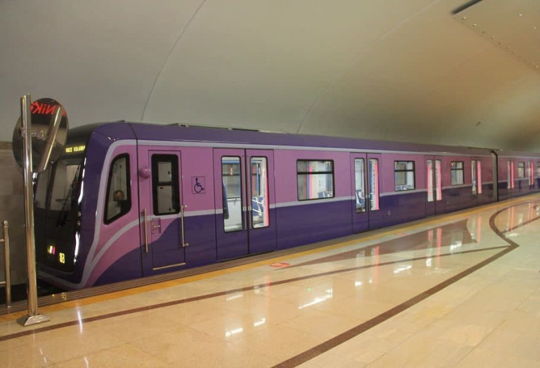 Bakı metropolitenində qadın relslərin üzərinə düşüb