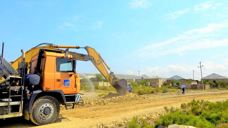 Abşeron: Pirəkəşkül qəsəbəsində avtomobil yolları bərpa olunur