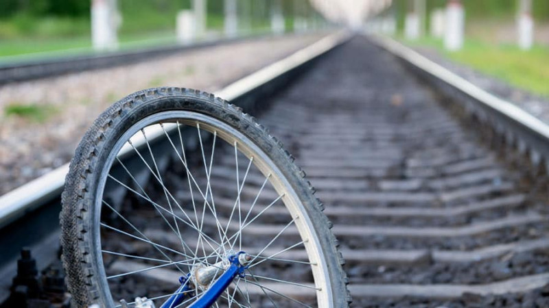Bakıda elektrovoz velosipedçini vurub