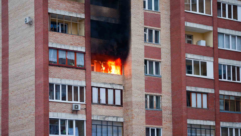 Xətai rayonunda doqquzmərtəbəli binada yanğın baş verib