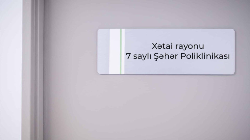 Xətai rayonu 7 saylı xəstəxanada peyvənd olunmaq istəyən kişi şüşə qapını sındırıb