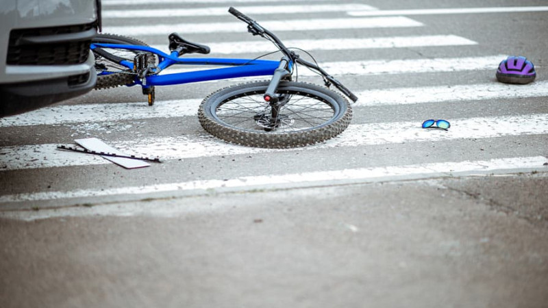 Bakıda avtomobil velosipedçi ilə toqquşub