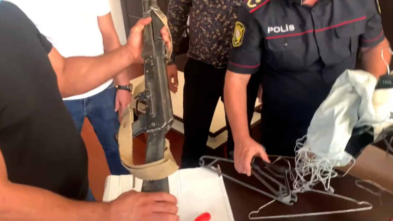 Bakının Ramana qəsəbəsində keçmiş məhkum “Kalaşnikov” avtomatı ilə saxlanıb