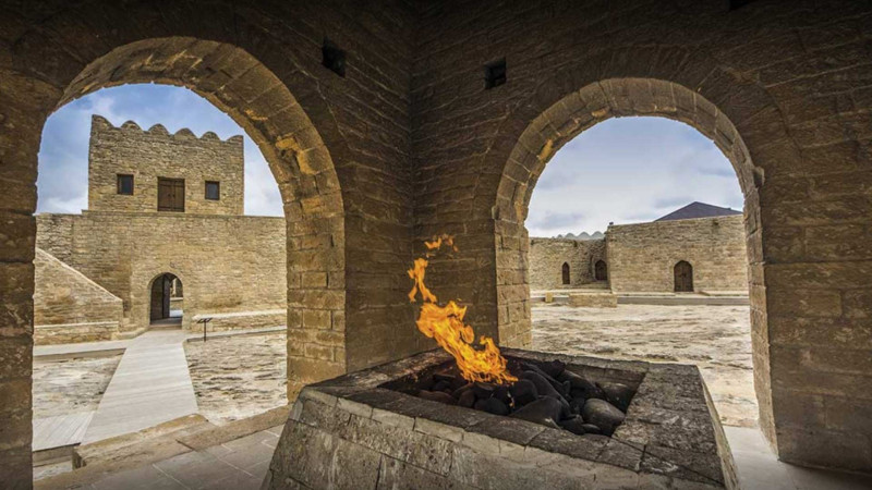 Bakıda neftlə çəkilən rəsmlərin sərgisi keçirilir