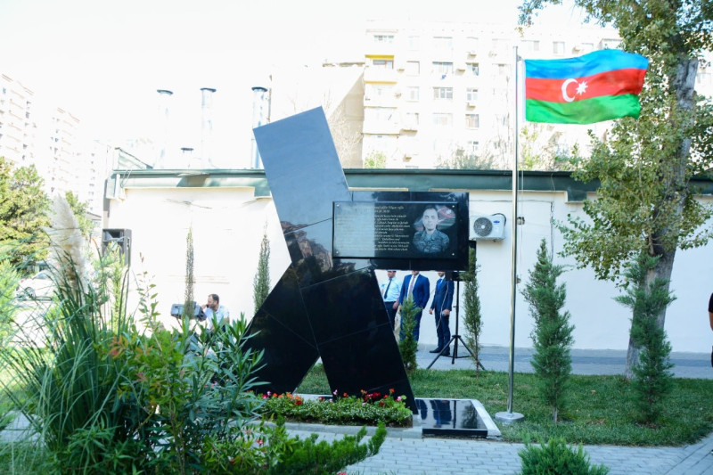 Xətai rayonunda Vətən müharibəsi şəhidin xatirə lövhəsinin açılış mərasimi keçirilib