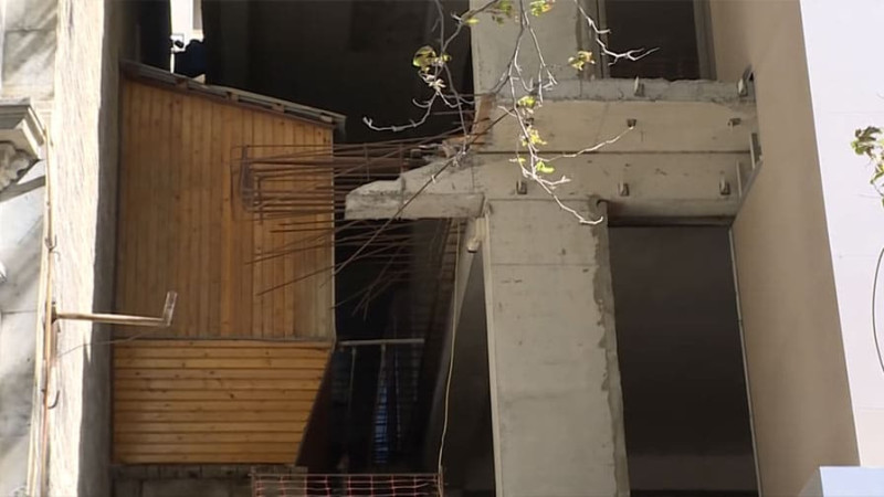 Səbail rayonunda qonşu evin eyvanları yeni tikili binanın içərisində qalıb