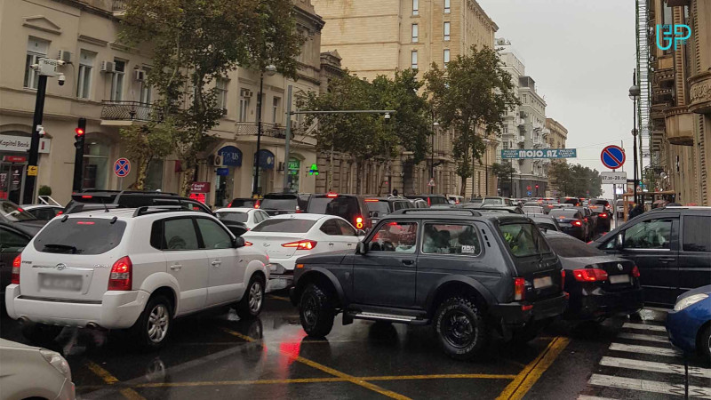 Bakının bir çox küçələrində sıxlıq var
