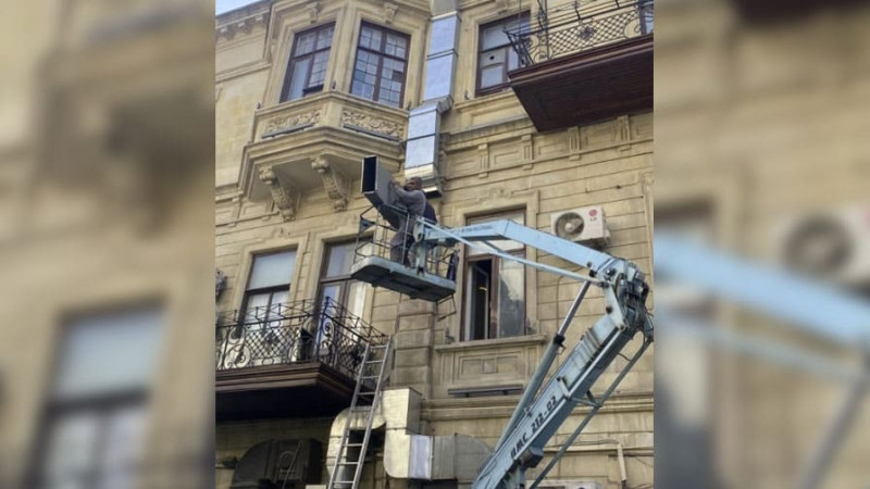 Paytaxtın mərkəzində tarixi binada quraşdırılan borular yığışdırılıb