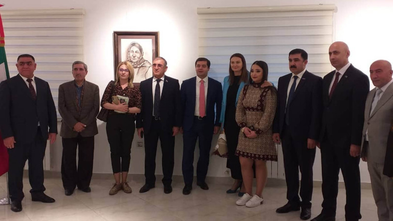 Bakıda Meksika səfirinin yerli rəssamla birgə sərgisi açılıb