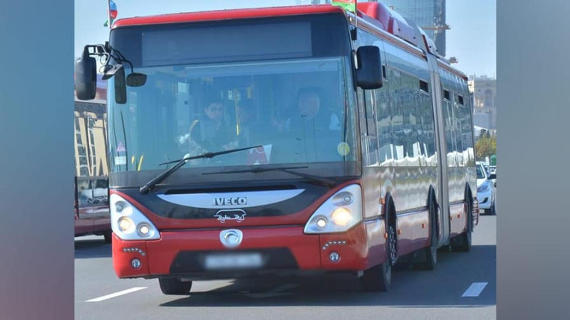 Paytaxtda BNA-yə məxsus avtobus qəzaya uğradı