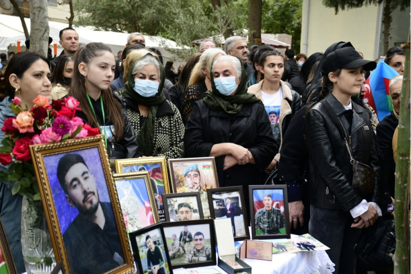 Xətai rayonunda şəhidin xatirə lövhəsinin və parkın açılış mərasimi keçirilib