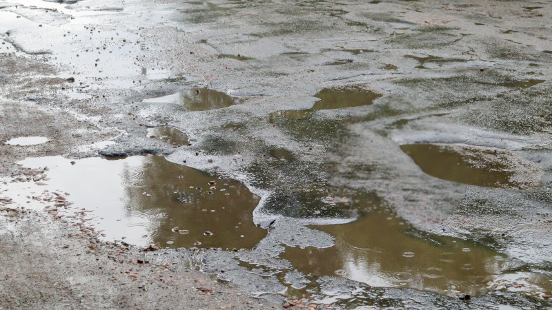 Zirədə sakinlər asfaltsız qalıb: taksilər bu yola çıxmaqdan imtina edir