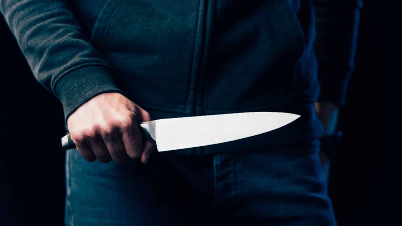 Bakıda gənc oğlan yaşadığı evdə bıçaqlanıb