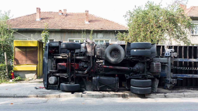 Qaradağ rayonunda TIR divara çırpılıb