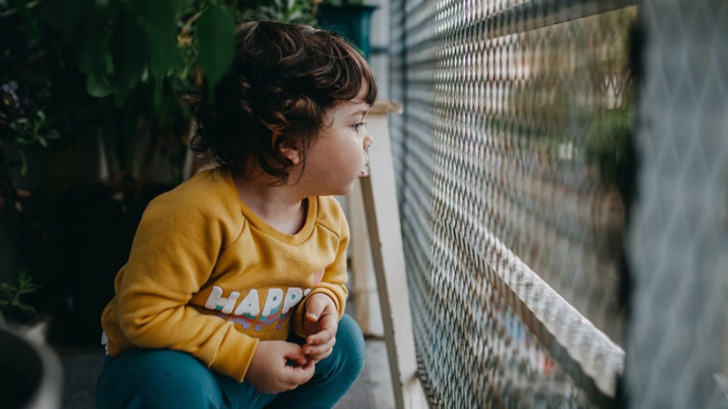 Nərimanov rayonunda azyaşlı uşaq bağlı qapı arxasında qalıb