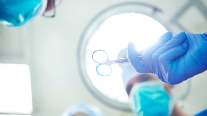 Xəstəxanada laborant işləyən həkim özünü qayçı ilə doğramağa çalışıb