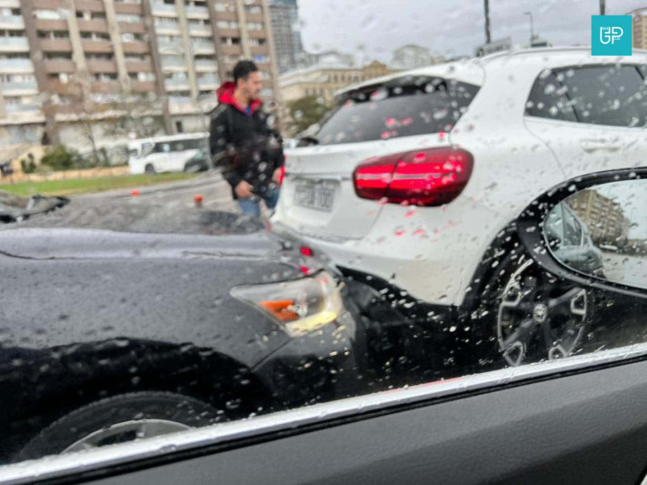 Hava şəraiti qəzalara və tıxaclara səbəb olub