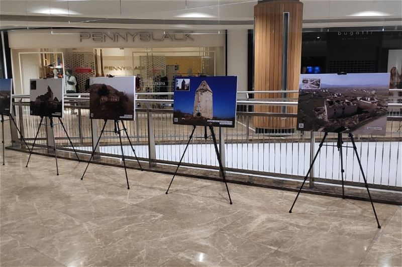 Bakının ticarət mərkəzlərində “Qarabağda urbisid” fotosərgisi açılıb