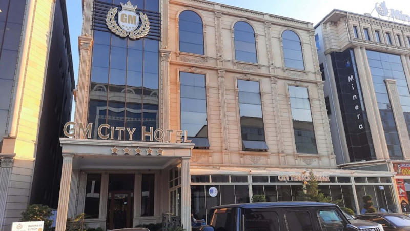 Bakıda otel mühafizəçisi otaqların birində kişi meyiti tapıb