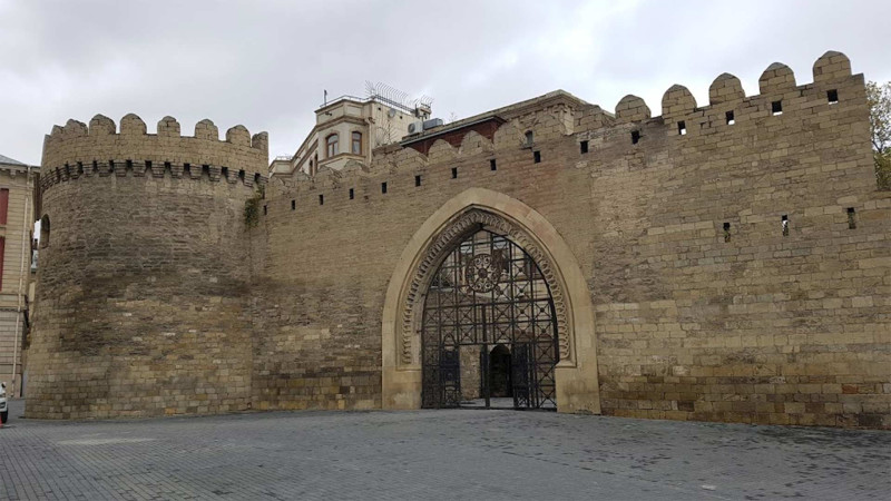 İçərişəhər Qala divarlarının Qubernator bağı istiqamətindəki divarın bərpası qutarmaqdadır