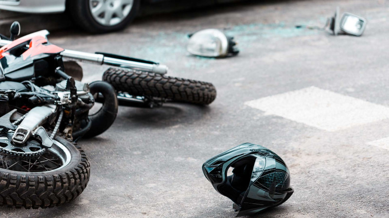 Bakıda motosiklet avtomobillə toqquşdu: ölən var