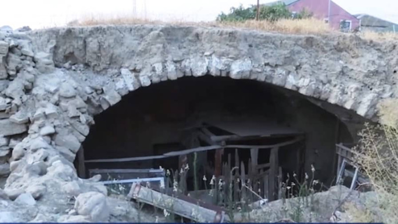 Bakının Fatmayı kəndində qədim karvansaraylar və türbələr qəzalı vəziyyətdədir