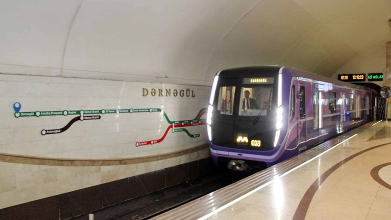 Metroda qatarların hərəkətində gecikmə yaranıb