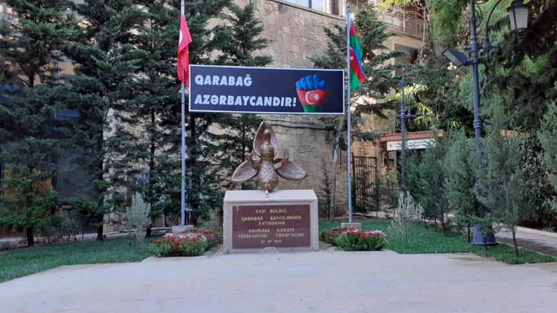 Bakıda Xarıbülbül abidəsi inşa olunub