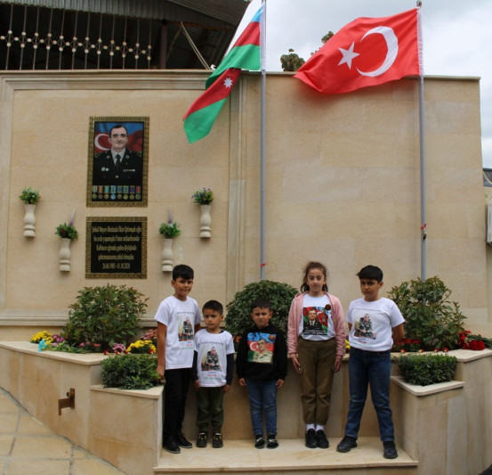 3 övlad atası olan şəhidin xatirəsinə barelyef ucaldılıb
