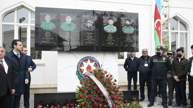 Xətai rayonunda 165 nömrəli məktəbdə şəhidlərin adına abidə kompleksi tikilib