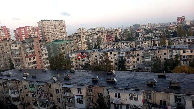 Nəsimi rayonunda təmir işləri keçirilir, dam örtükləri yenilənir