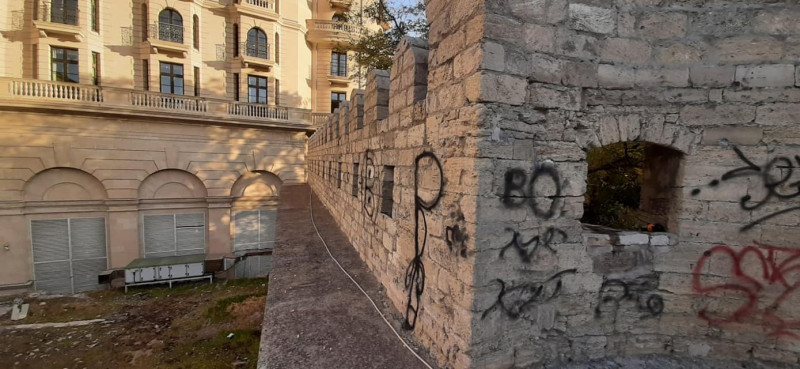 İçərişəhərin qədim Qala divarları vandallar tərəfindən zərər görüb