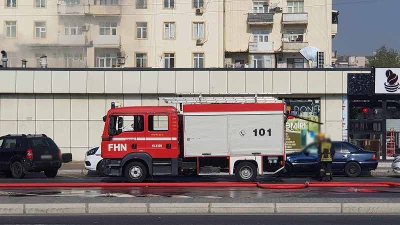 Xətaidə binanın damında asılı qalan dərmir parçası insanlar üçün təhlükə yaradıb